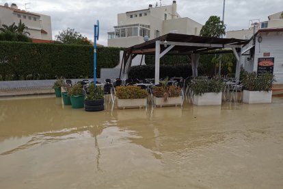 Calles inundadas en la zona naturista de Vera Playa.