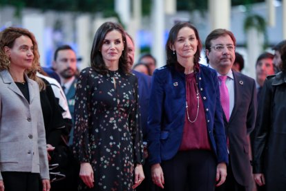 La reina Letizia junto a autoridades políticas en Fitur 2020.