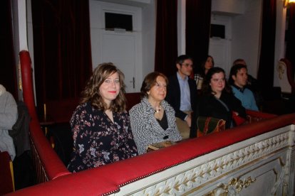 Familia de José Antonio Santorromán en el palco del Teatro Cervantes.