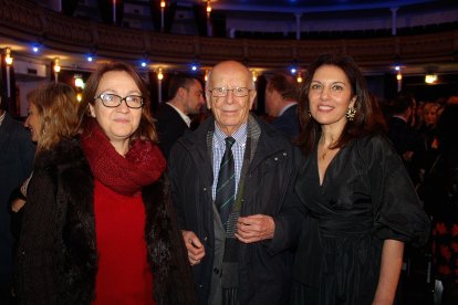 La subdirectora de La Voz, el galardonado y la presidenta del Consejo Social.