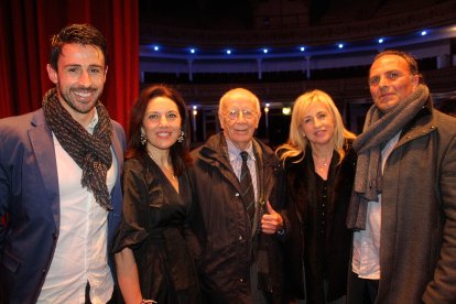 Invitados a los Premios Consejo Social junto a su presidenta y el galardonado, Emilio Lledó.
