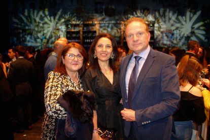 Compañeros y amigos en la celebración de los Premios Consejo Social.