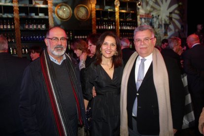 Los hermanos mayores del Calvario y de Estudiantes con la presidenta del Consejo Social.