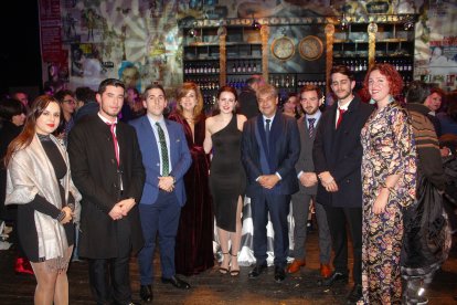 El rector y la secretario general de Universidades junto a estudiantes de la UAL.