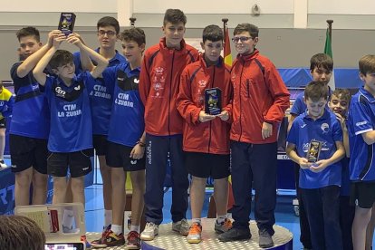 Los roqueteros en lo más alto del podio.