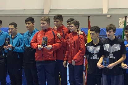 Los mejores equipos en el podio.