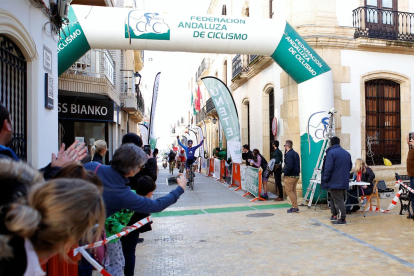 El ganador cruza la línea de meta.