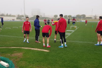 Entrenamiento de la UD Almería en este día de niebla.