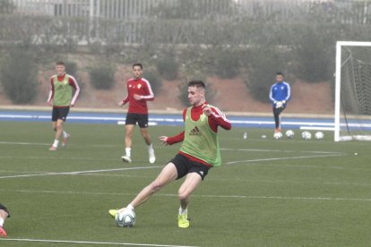 Disputando el partidillo.