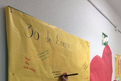 Vícar. Un mural recoge mensajes por la paz.