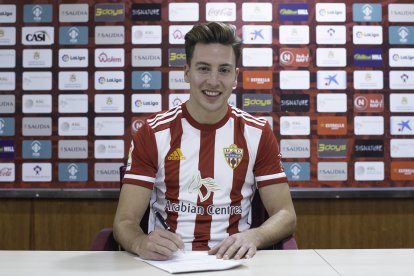 Francis en la firma.