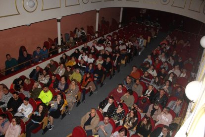 Los carnavaleros llenaron el patio de butacas del Teatro Apolo.