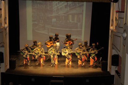 Inspirado en John Lennon, chirogota ‘Los que vinieron de fuera y se quedaron de piedra’.