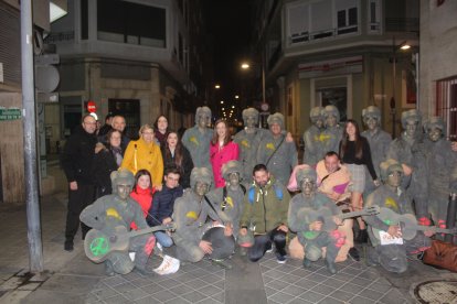 Inspirado en John Lennon, chirogota ‘Los que vinieron de fuera y se quedaron de piedra’.