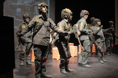 Inspirado en John Lennon, chirogota ‘Los que vinieron de fuera y se quedaron de piedra’.