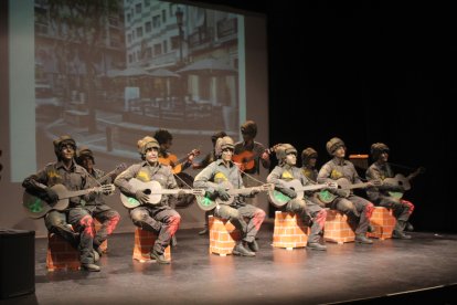 Inspirado en John Lennon, chirogota ‘Los que vinieron de fuera y se quedaron de piedra’.