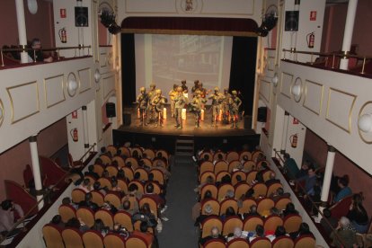 Inspirado en John Lennon, chirogota ‘Los que vinieron de fuera y se quedaron de piedra’.