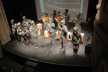 Inspirado en John Lennon, chirogota ‘Los que vinieron de fuera y se quedaron de piedra’.