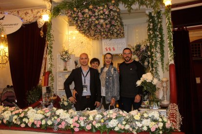 Floristería Toñi  mostrando a los novios los arreglos para su boda