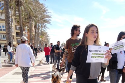 Participantes en la concentración en el Paseo Marítimo.