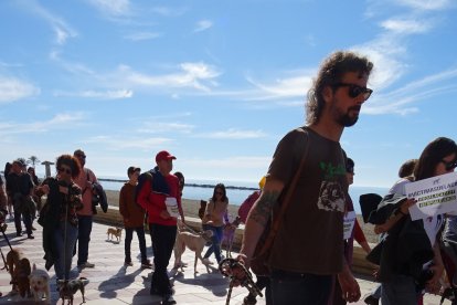 Participantes en la concentración en el Paseo Marítimo.