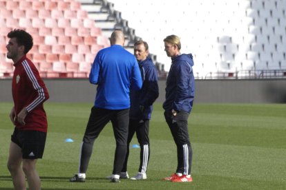 El míster hablando con el cuerpo técnico.