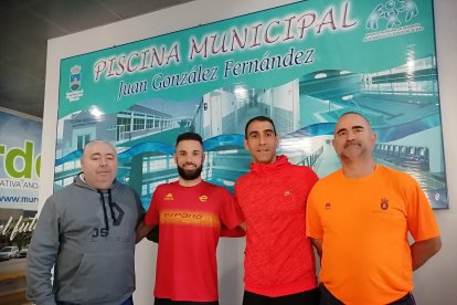 Jairo Ruiz con trabajadores de la piscina de El Parador.