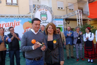 El presidente de la Diputación recibe una distinción por su colaboración con el Día de la Naranja.