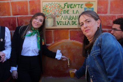 La delegada de Agricultura, Arancha Martín, ante la fuente de zumo de naranja.