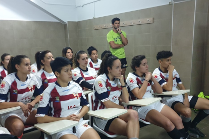 Atendiendo las instrucciones.