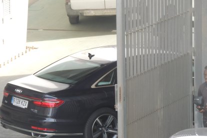 El coche de Turki Al-Sheikh accediendo al túnel de vestuarios.