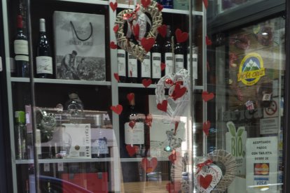 Escaparate de Almería decorado por San Valentín.