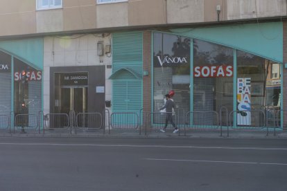 Portando un regalo en San Valentín.