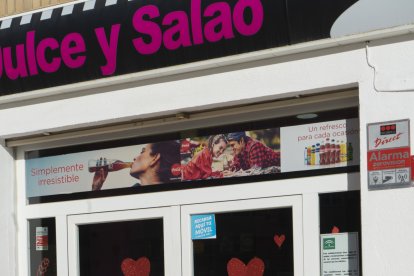 Escaparate de Almería decorado por San Valentín.