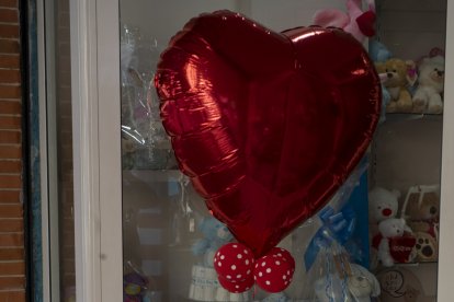 Escaparate de Almería decorado por San Valentín.