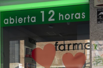 Motivos de San Valentín en una farmacia.