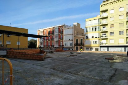 Plaza López Falcón. La obra ya ha levantado toda la solería y se está trabajando en las nuevas zonas.