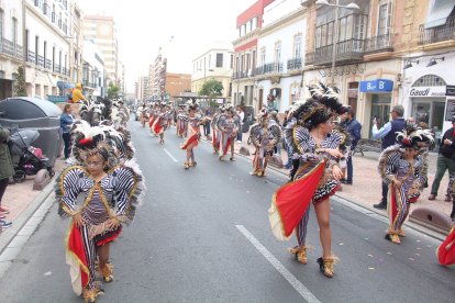 Comparsas y grupos de baile de Levante y Poniente en el Desfile de Carnaval.