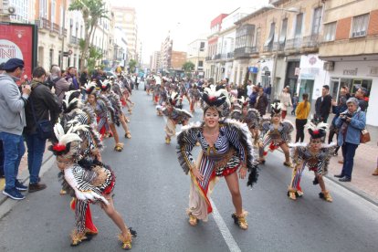 Comparsas y grupos de baile de Levante y Poniente en el Desfile de Carnaval.