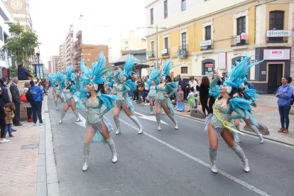 Comparsas y grupos de baile de Levante y Poniente en el Desfile de Carnaval.