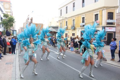 Comparsas y grupos de baile de Levante y Poniente en el Desfile de Carnaval.
