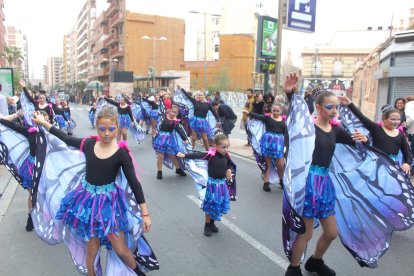 Comparsas y grupos de baile de Levante y Poniente en el Desfile de Carnaval.