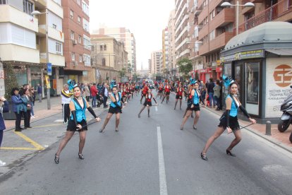 Comparsas y grupos de baile de Levante y Poniente en el Desfile de Carnaval.