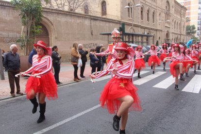 Comparsas y grupos de baile de Levante y Poniente en el Desfile de Carnaval.