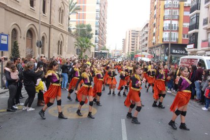 Comparsas y grupos de baile de Levante y Poniente en el Desfile de Carnaval.