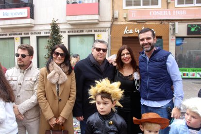 Comparsas y grupos de baile de Levante y Poniente en el Desfile de Carnaval.