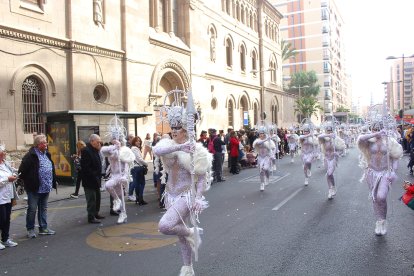 Comparsas y grupos de baile de Levante y Poniente en el Desfile de Carnaval.