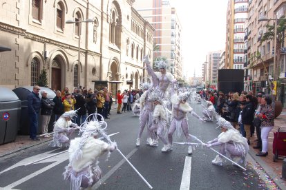 Comparsas y grupos de baile de Levante y Poniente en el Desfile de Carnaval.
