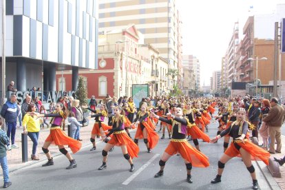 Comparsas y grupos de baile de Levante y Poniente en el Desfile de Carnaval.