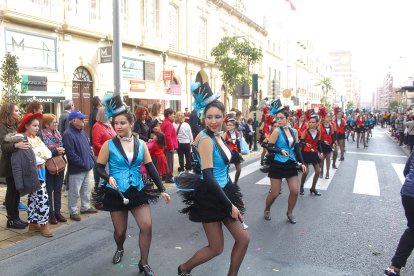 Comparsas y grupos de baile de Levante y Poniente en el Desfile de Carnaval.